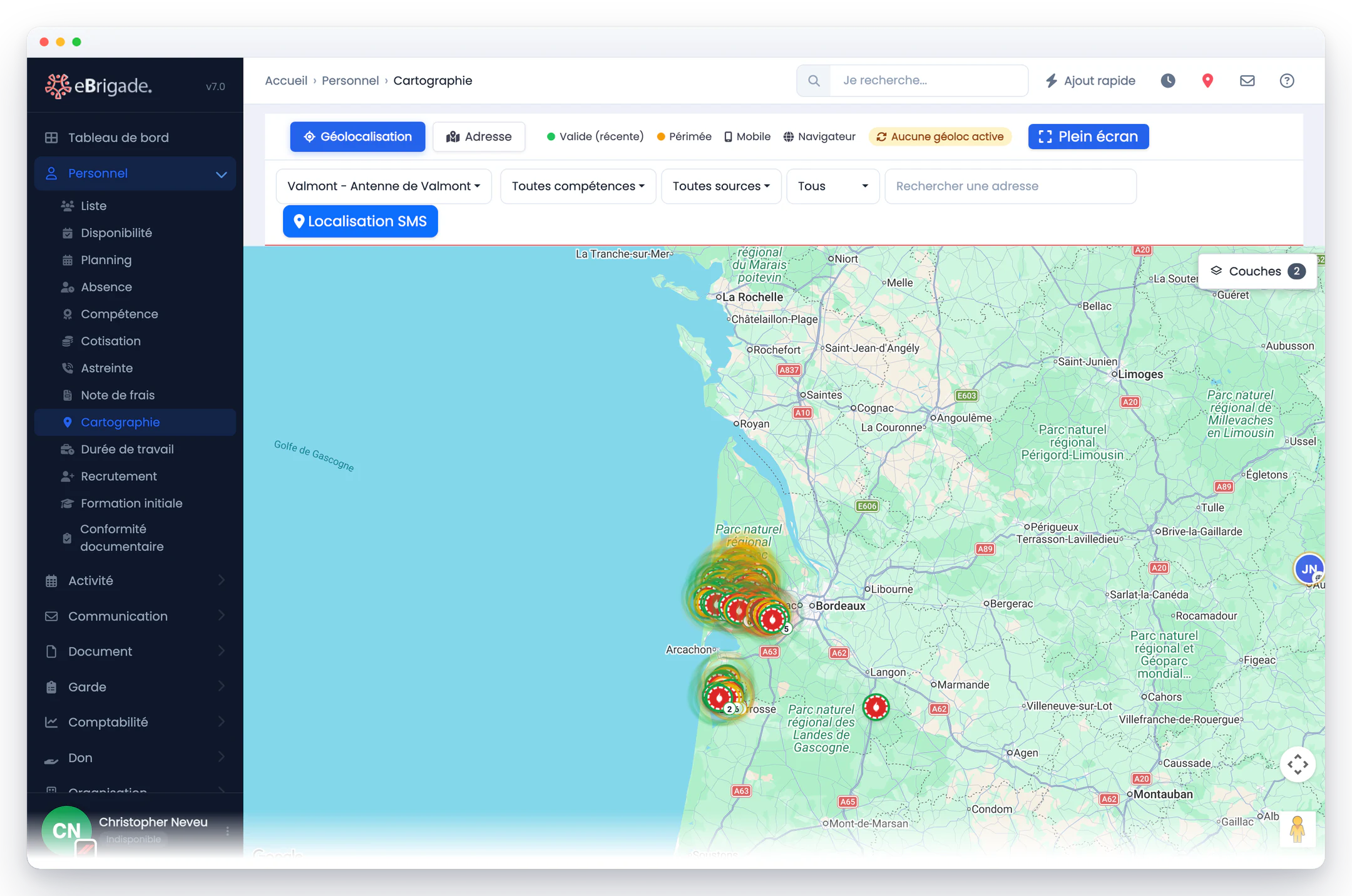 eBrigade — points chauds satellite sur la carte : Les anomalies thermiques des dernières 24 heures agrégées en foyers, superposées aux équipes et aux activités.